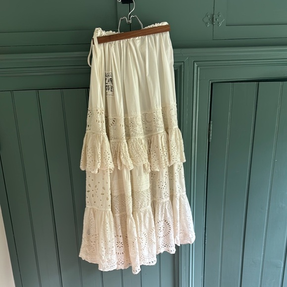 Elegant White Lace Skirt - Picture 6 of 7